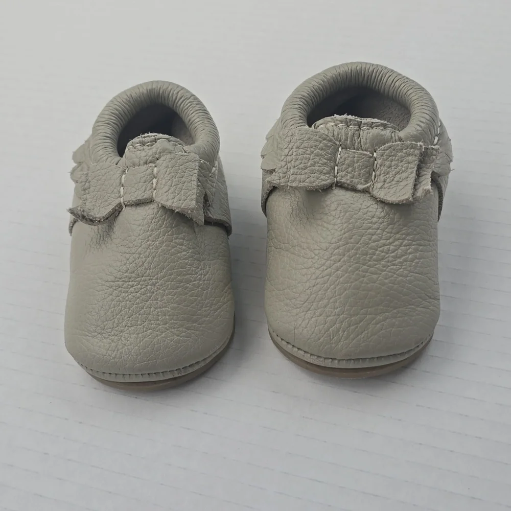 Freshly Picked Gray Leather Bow Mocc Sz 3